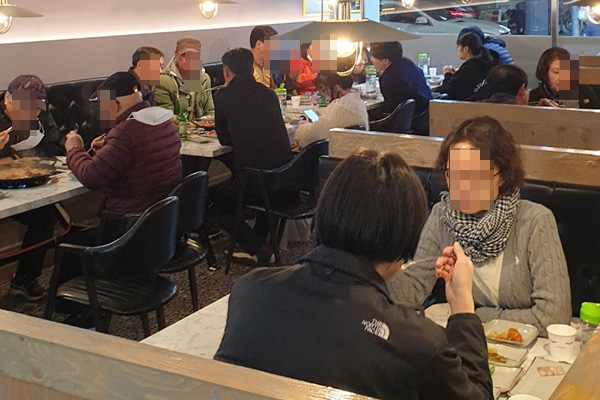 점심시간 손님으로 찬 매장