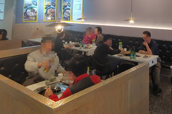 전골을 앞에 두고 식사하는 손님들