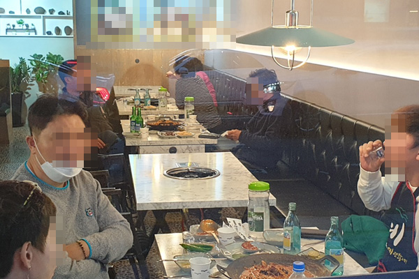 가족 단위 손님이 앉은 홀