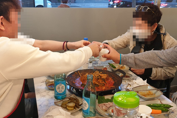잔을 부딪치는 손님들